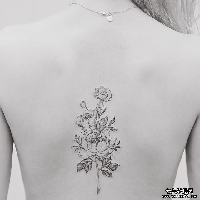 新款女性背部紋身花朵設(shè)計，友情與陪伴的溫馨篇章