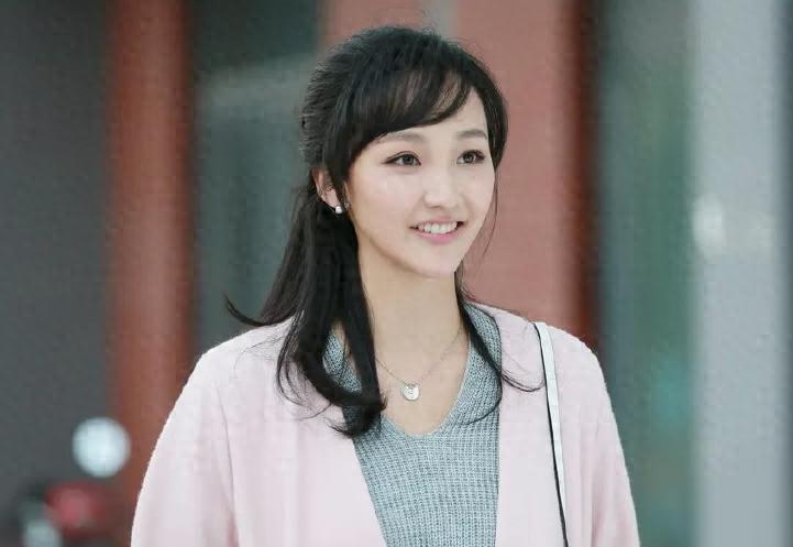 演員于震，從舞臺到熒屏的自信與堅(jiān)韌之旅