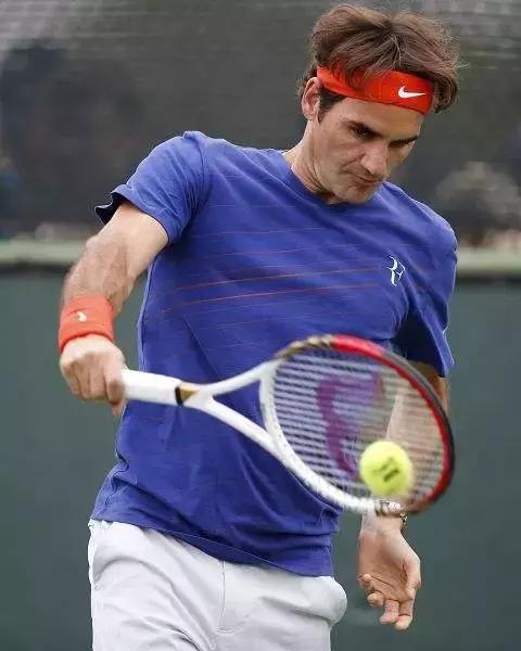 揭秘費德勒反拍技巧，網(wǎng)球秘籍藏于小巷之中解析揭秘！