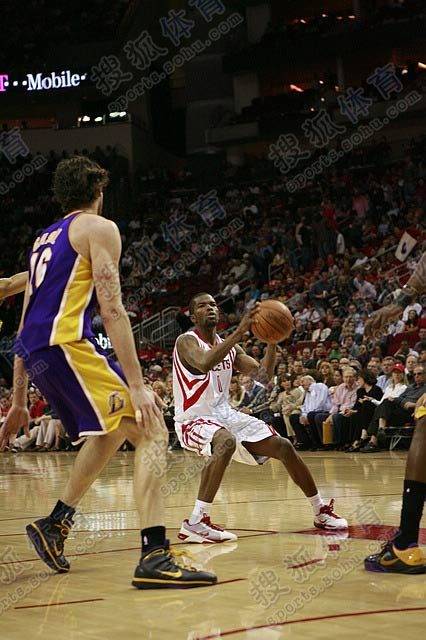 湖人火箭對決，愛與陪伴的賽場之夜