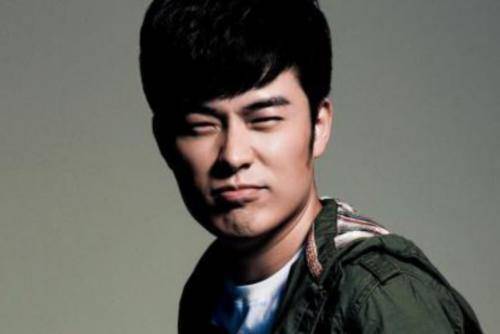 再演員探秘小巷深處的特色小店故事