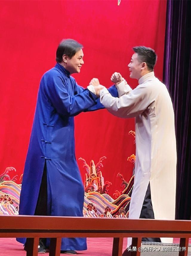 相聲演員高峰，小巷中的驚喜——隱藏版相聲特色小店之旅