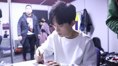 易烊千璽微博最新照片引爆期待，粉絲翹首以待的獨特魅力