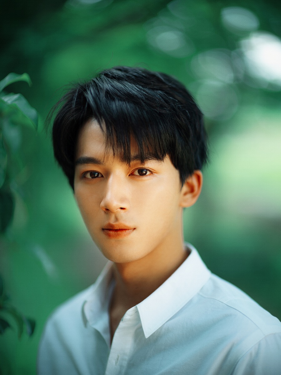 新人明星的璀璨日常，友情、夢想與愛的力量閃耀舞臺