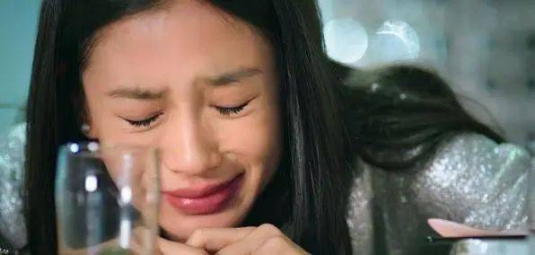 演員楊瑩，小巷深處的魅力與美食探索