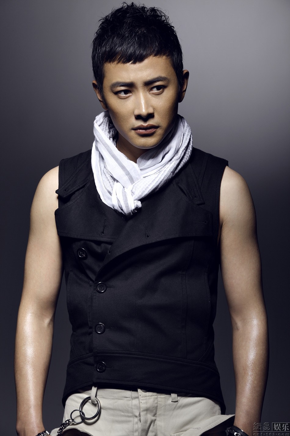 羅晉近期陽光帥氣照片展現(xiàn)魅力四溢的演員風(fēng)采