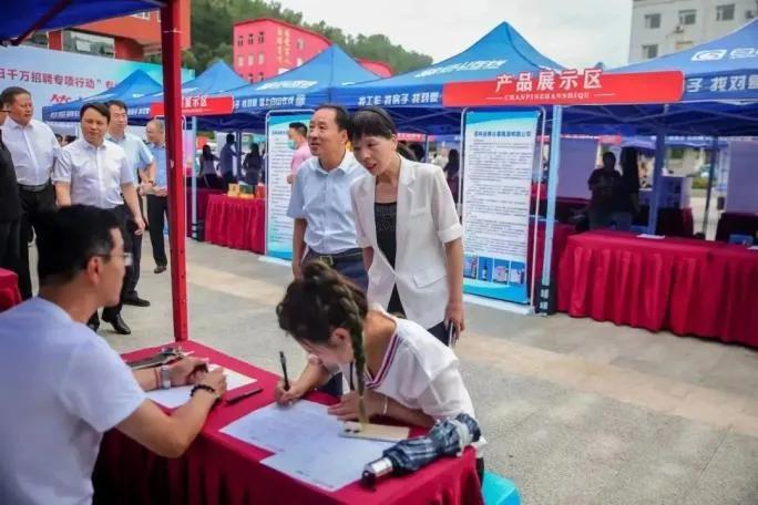 臨江工業(yè)園區(qū)最新招工現(xiàn)象解析與觀點(diǎn)論述