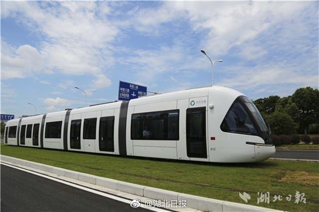 光谷有軌電車最新進(jìn)展，電車上的家庭溫馨之旅與友情交織的旅程