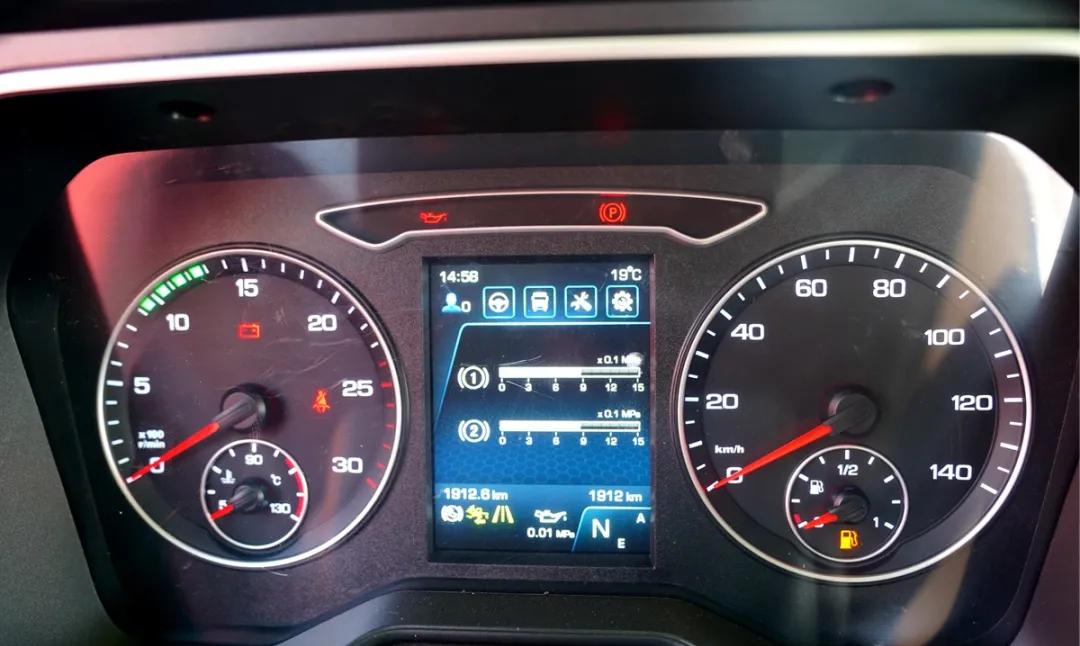 解放J7最新款試駕，駕馭變化，自信馳騁之路