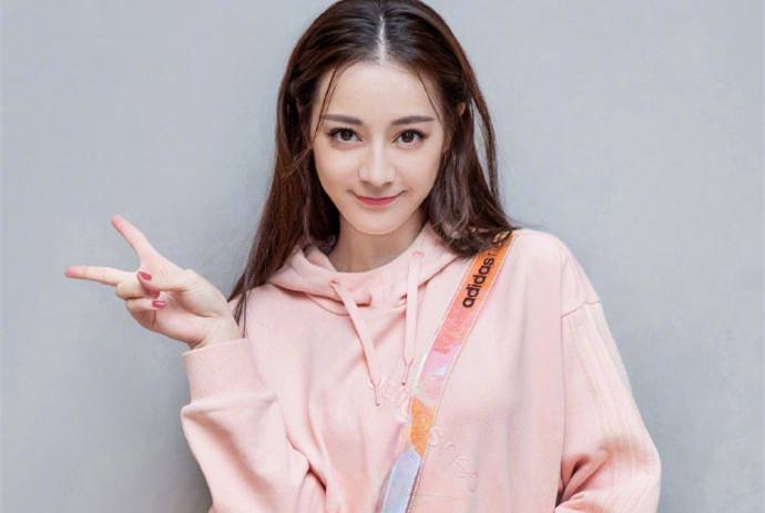 迪麗熱巴戀情最新動(dòng)態(tài)，變化、學(xué)習(xí)與自信的力量閃耀愛情之路