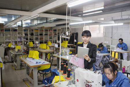 廣州制衣廠急聘燙工，燙衣技術(shù)展現(xiàn)你的才華！