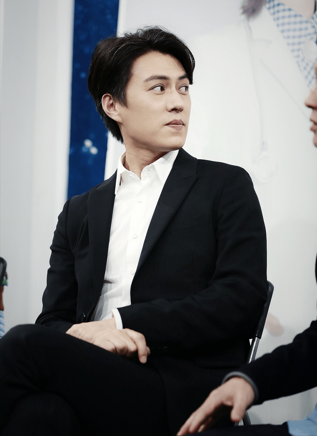 靳東最新發(fā)型揭秘，小巷深處的時尚探索